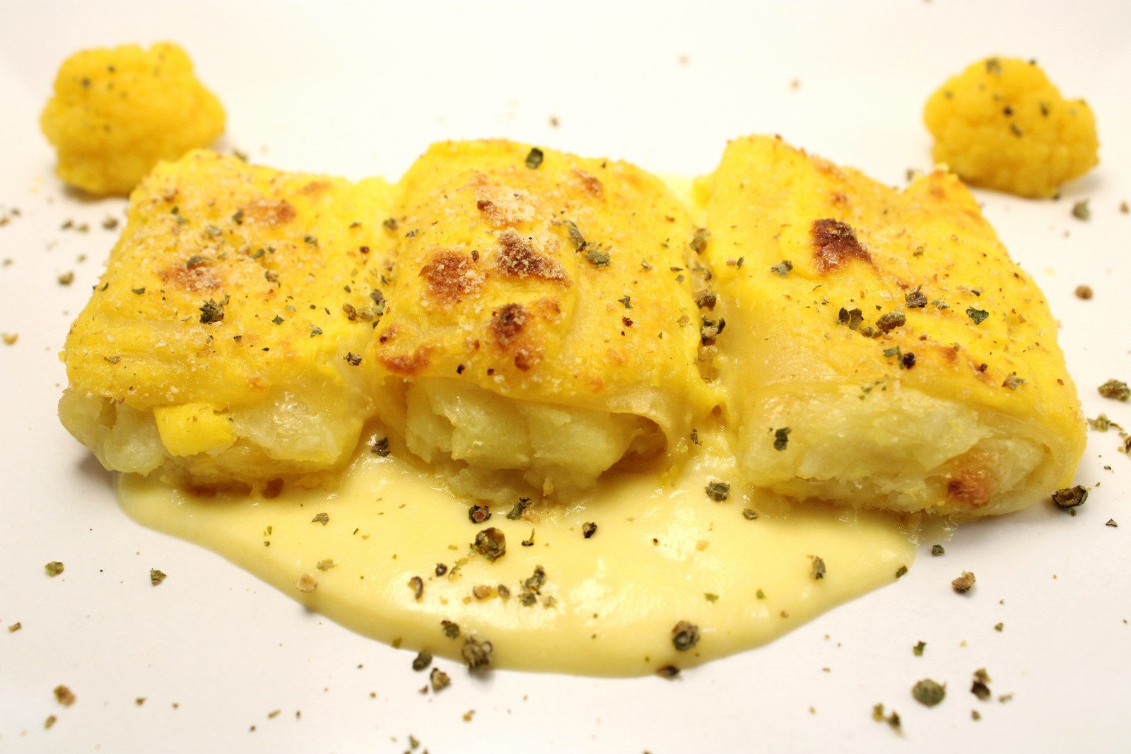 Paccheri ripieni di baccala e patate con crema di cavolfiore giallo