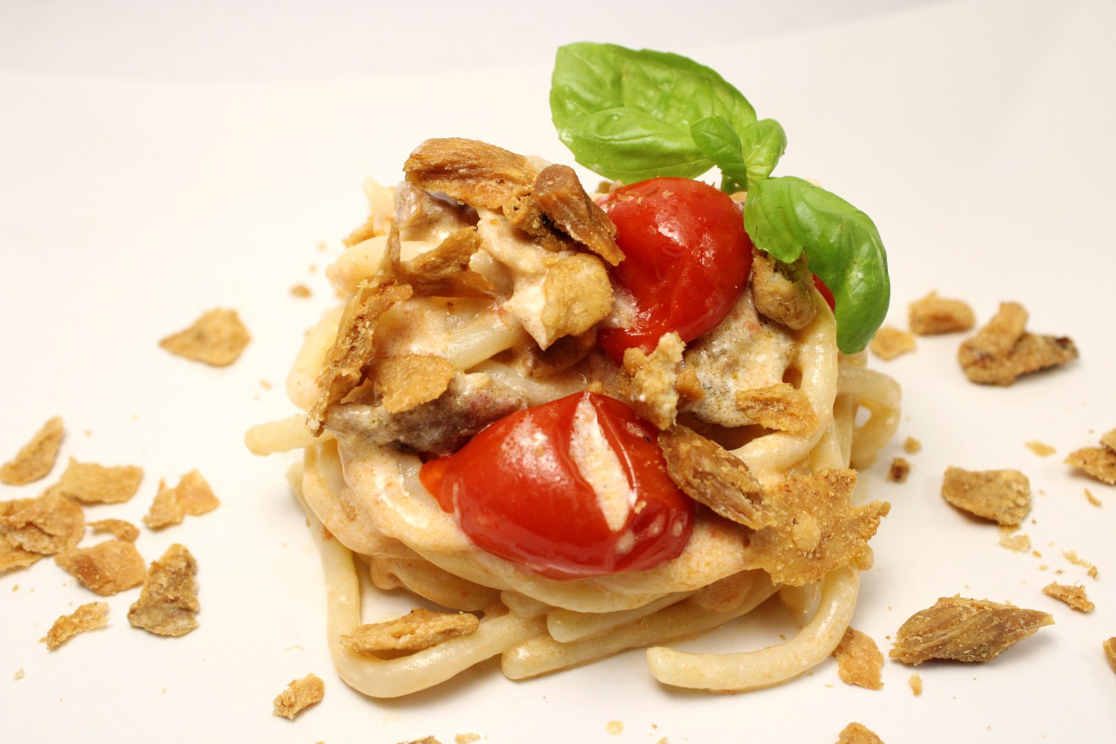 Pici con ciccioli pomodori del piennolo e ricotta di cestino