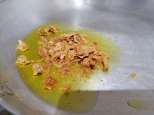 Pici con ciccioli pomodori del piennolo e ricotta di cestino