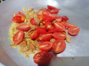 Pici con ciccioli pomodori del piennolo e ricotta di cestino