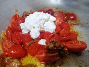 Pici con ciccioli pomodori del piennolo e ricotta di cestino