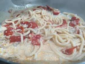 Pici con ciccioli pomodori del piennolo e ricotta di cestino