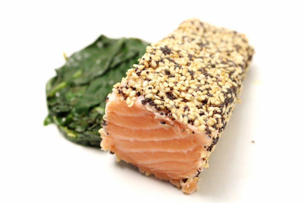 Salmone in crosta di semi di sesamo e di papavero con broccoli di Natale