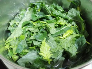 Salmone in crosta di semi di sesamo e di papavero con broccoli di Natale