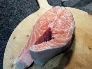 Salmone in crosta di semi di sesamo e di papavero con broccoli di Natale