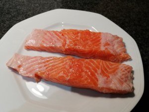 Salmone in crosta di semi di sesamo e di papavero con broccoli di Natale
