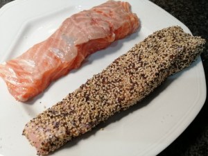 Salmone in crosta di semi di sesamo e di papavero con broccoli di Natale