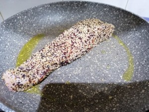 Salmone in crosta di semi di sesamo e di papavero con broccoli di Natale