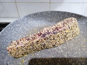 Salmone in crosta di semi di sesamo e di papavero con broccoli di Natale