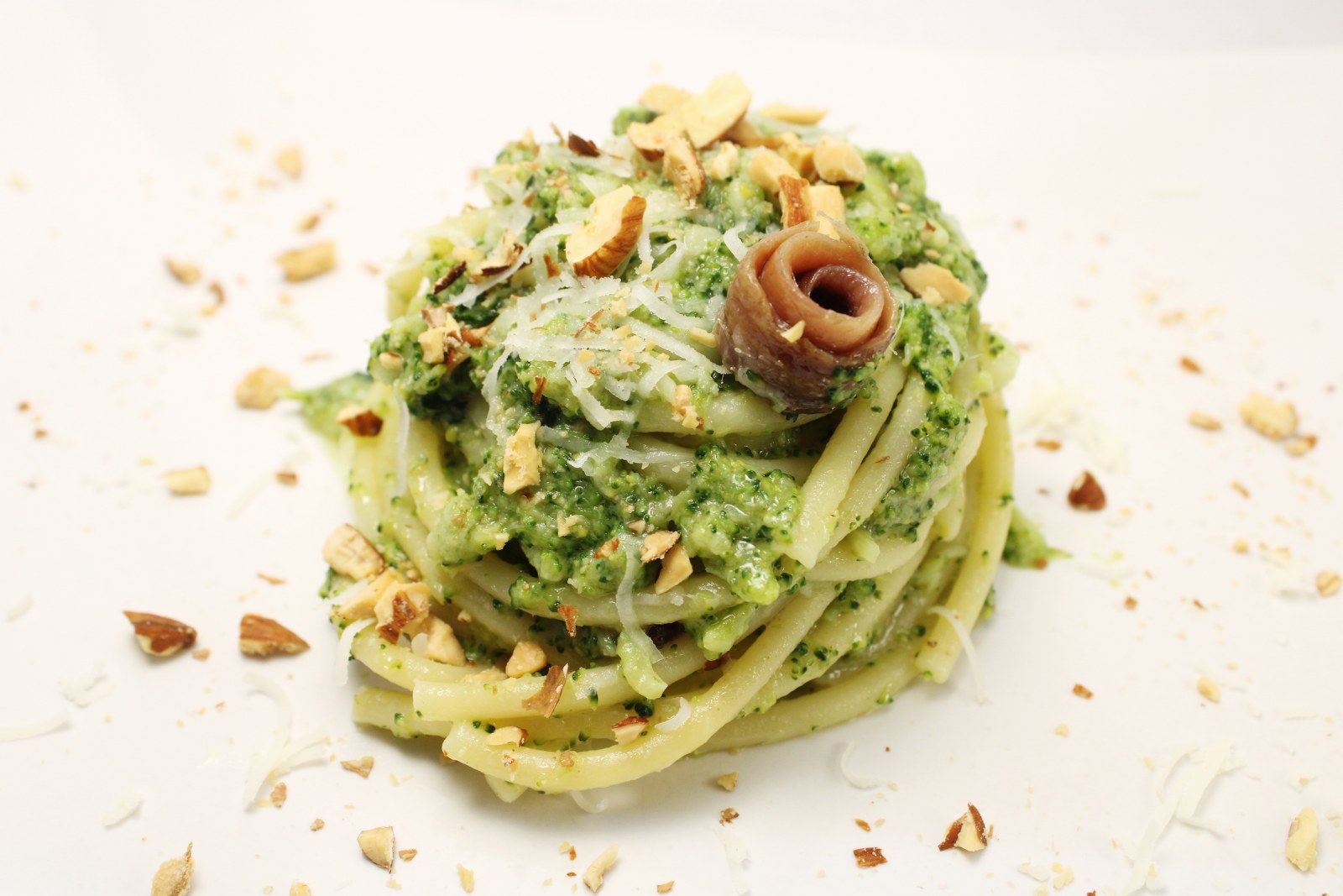 Bucatini con broccoli filetti di acciughe provolone del monaco e mandorle tostate