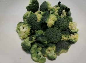 Bucatini con broccoli filetti di acciughe provolone del monaco e mandorle tostate