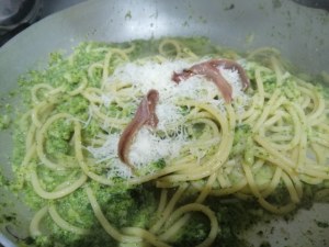 Bucatini con broccoli filetti di acciughe provolone del monaco e mandorle tostate