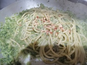 Bucatini con broccoli filetti di acciughe provolone del monaco e mandorle tostate