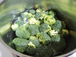 Bucatini con broccoli filetti di acciughe provolone del monaco e mandorle tostate