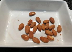 Bucatini con broccoli filetti di acciughe provolone del monaco e mandorle tostate