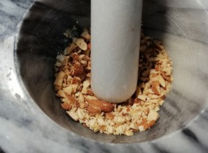 Bucatini con broccoli filetti di acciughe provolone del monaco e mandorle tostate