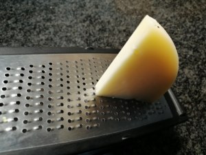 Bucatini con broccoli filetti di acciughe provolone del monaco e mandorle tostate