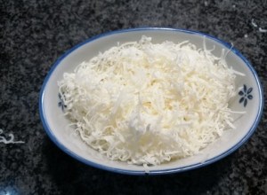 Bucatini con broccoli filetti di acciughe provolone del monaco e mandorle tostate