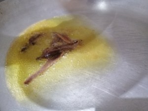 Bucatini con broccoli filetti di acciughe provolone del monaco e mandorle tostate