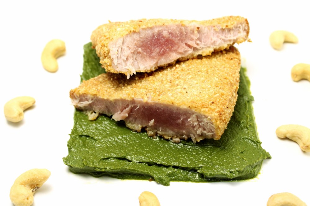 Cotoletta di tonno rosso panata agli anacardi su crema di friarielli