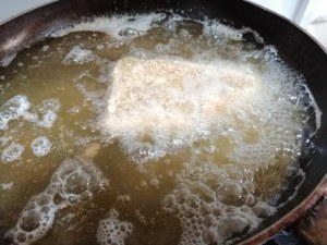 Cotoletta di tonno rosso panata agli anacardi su crema di friarielli