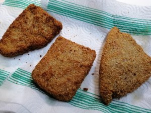 Cotoletta di tonno rosso panata agli anacardi su crema di friarielli