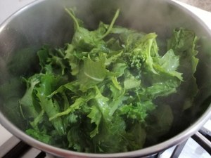 Cotoletta di tonno rosso panata agli anacardi su crema di friarielli