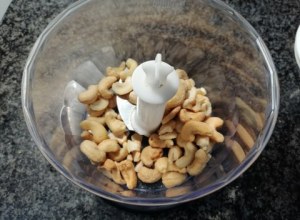 Cotoletta di tonno rosso panata agli anacardi su crema di friarielli