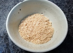 Cotoletta di tonno rosso panata agli anacardi su crema di friarielli