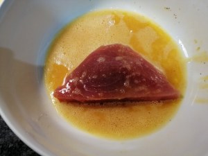 Cotoletta di tonno rosso panata agli anacardi su crema di friarielli
