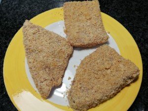 Cotoletta di tonno rosso panata agli anacardi su crema di friarielli