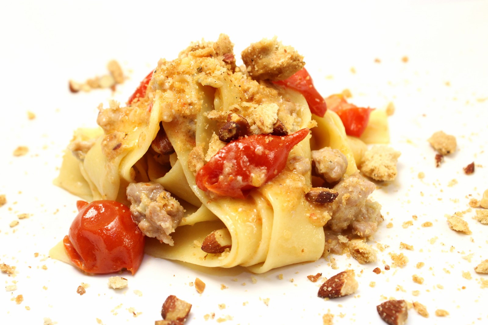 Pappardelle con pomodoro del piennolo gorgonzola salsiccia alla birra e tarallo sbriciolato