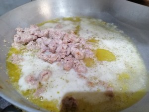 Pappardelle con pomodoro del piennolo gorgonzola salsiccia alla birra e tarallo sbriciolato
