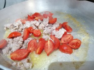 Pappardelle con pomodoro del piennolo gorgonzola salsiccia alla birra e tarallo sbriciolato