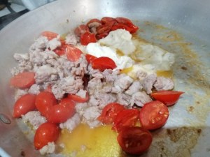 Pappardelle con pomodoro del piennolo gorgonzola salsiccia alla birra e tarallo sbriciolato