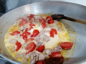 Pappardelle con pomodoro del piennolo gorgonzola salsiccia alla birra e tarallo sbriciolato