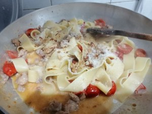 Pappardelle con pomodoro del piennolo gorgonzola salsiccia alla birra e tarallo sbriciolato