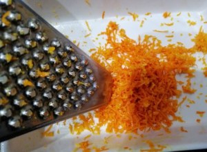 Tagliatelle profumate all'arancia con carciofi e speck su ricotta di bufala