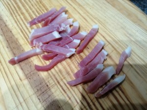 Tagliatelle profumate all'arancia con carciofi e speck su ricotta di bufala