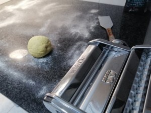 Tagliatelle profumate all'arancia con carciofi e speck su ricotta di bufala