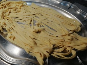 Tagliatelle profumate all'arancia con carciofi e speck su ricotta di bufala_13