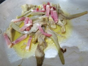 Tagliatelle profumate all'arancia con carciofi e speck su ricotta di bufala