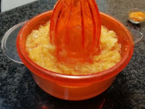 Tagliatelle profumate all'arancia con carciofi e speck su ricotta di bufala