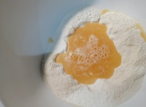 Tagliatelle profumate all'arancia con carciofi e speck su ricotta di bufala