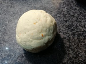 Tagliatelle profumate all'arancia con carciofi e speck su ricotta di bufala