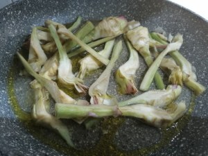 Tagliatelle profumate all'arancia con carciofi e speck su ricotta di bufala