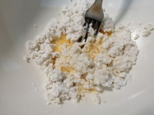 Tagliatelle profumate all'arancia con carciofi e speck su ricotta di bufala