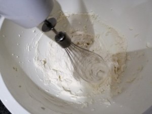 Tagliatelle profumate all'arancia con carciofi e speck su ricotta di bufala