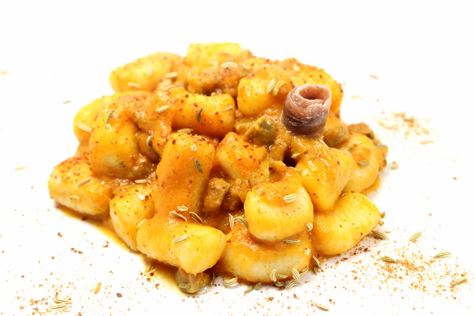 Gnocchi con crema di zucca filetti di acciughe olive schiacciate finocchietto e bottarga di tonno