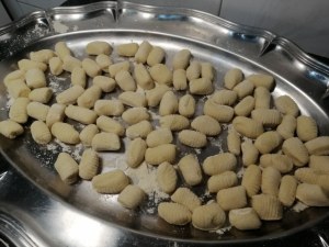 Gnocchi con crema di zucca filetti di acciughe olive schiacciate finocchietto e bottarga di tonno